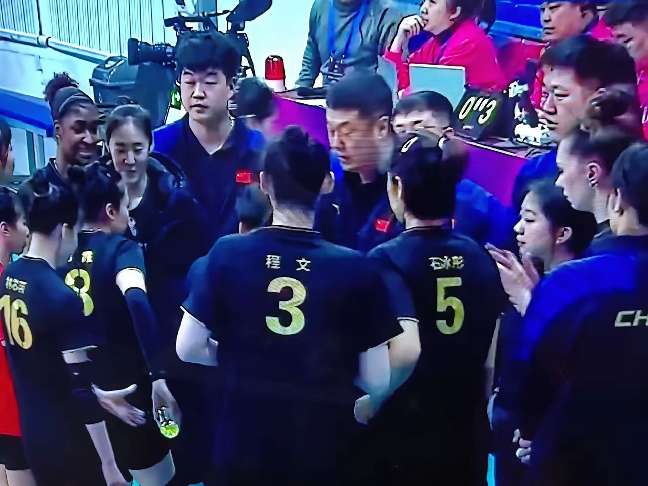 关于排球友谊赛上演强强对话，河套貔貅队淘汰对手塞北灰熊队，战术调整见效；技战术储备厚实的信息