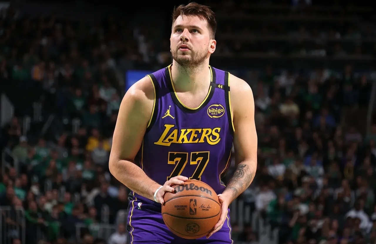 AYX-东契奇回归赛场，突破纪录首场状态亮眼，美国队观众沸腾！的简单介绍